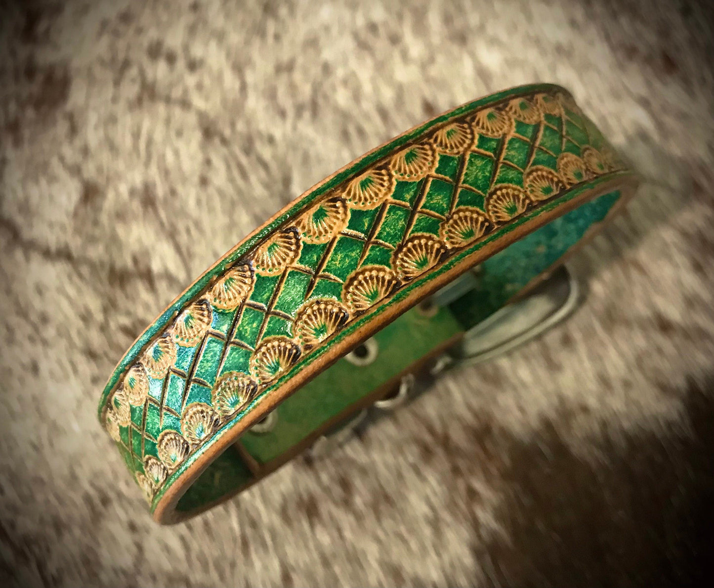 Hand carved diamond pattern medium collar