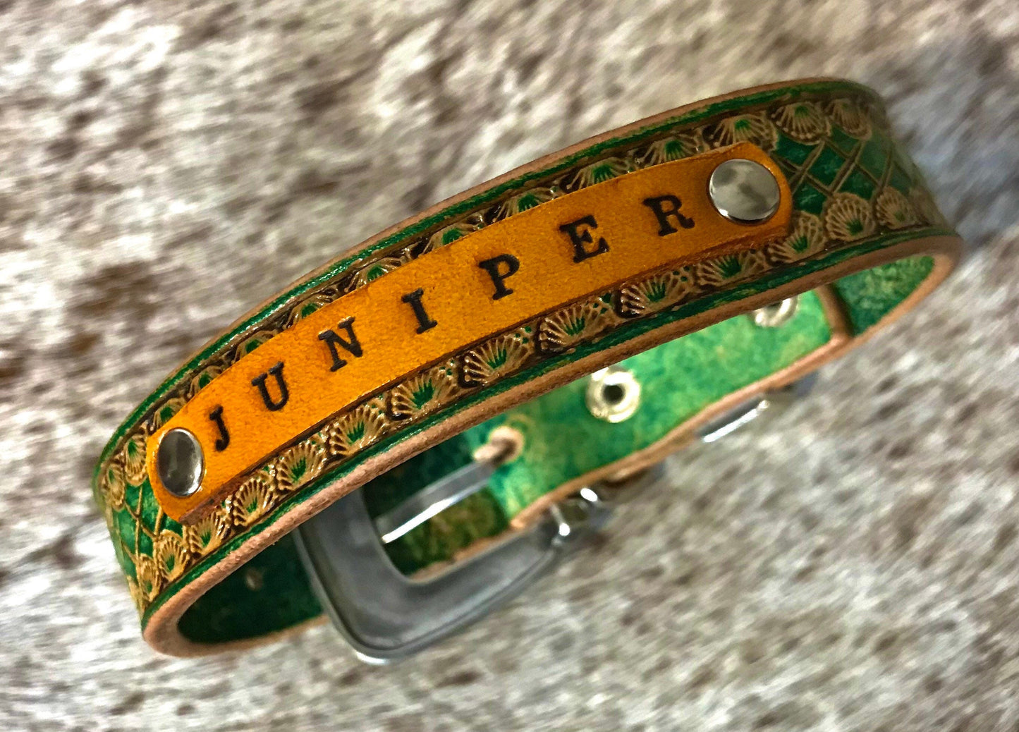 Hand carved diamond pattern medium collar