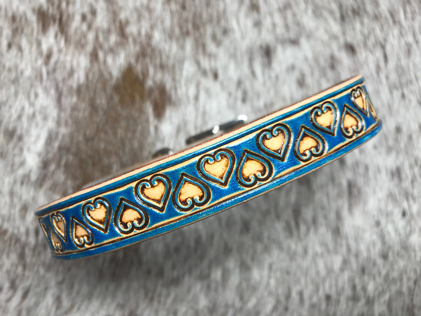 Hand carved Heart pattern medium collar